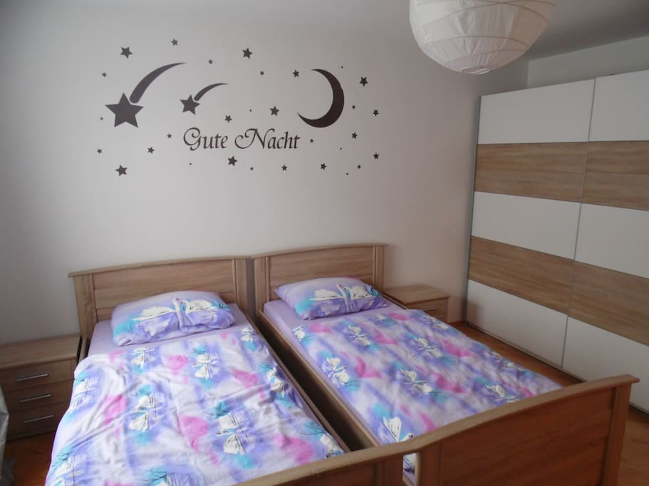 Schlafzimmer mit 2 Betten, Wandschrank