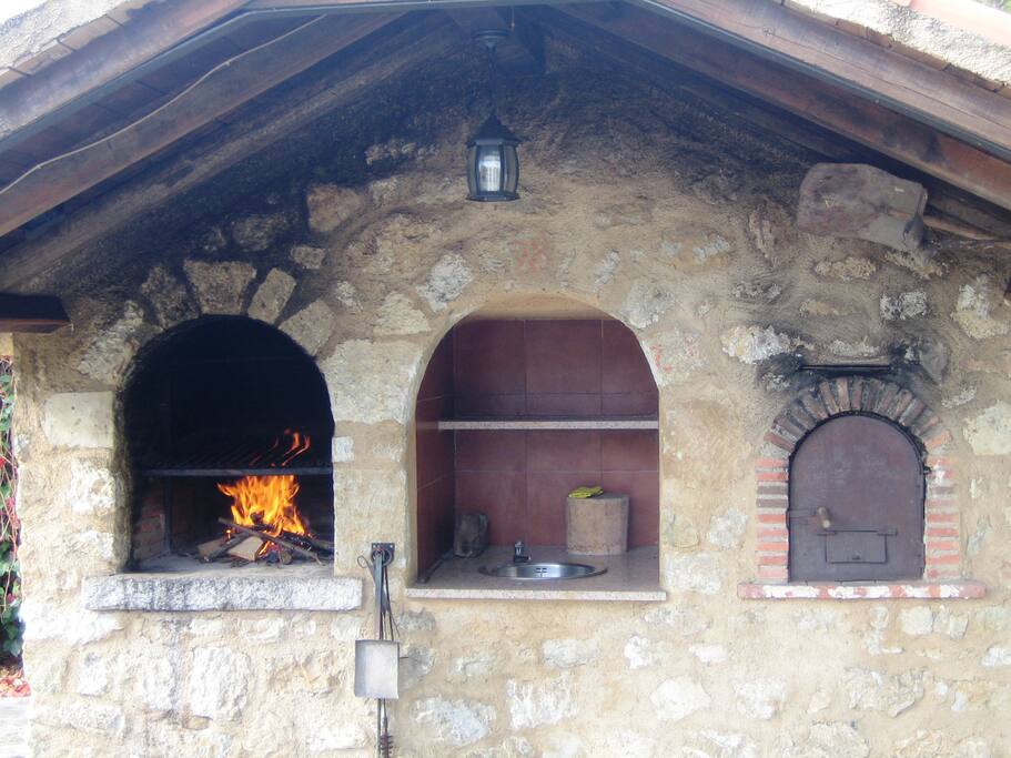 BARBACOA Y HORNO DE LEÑA