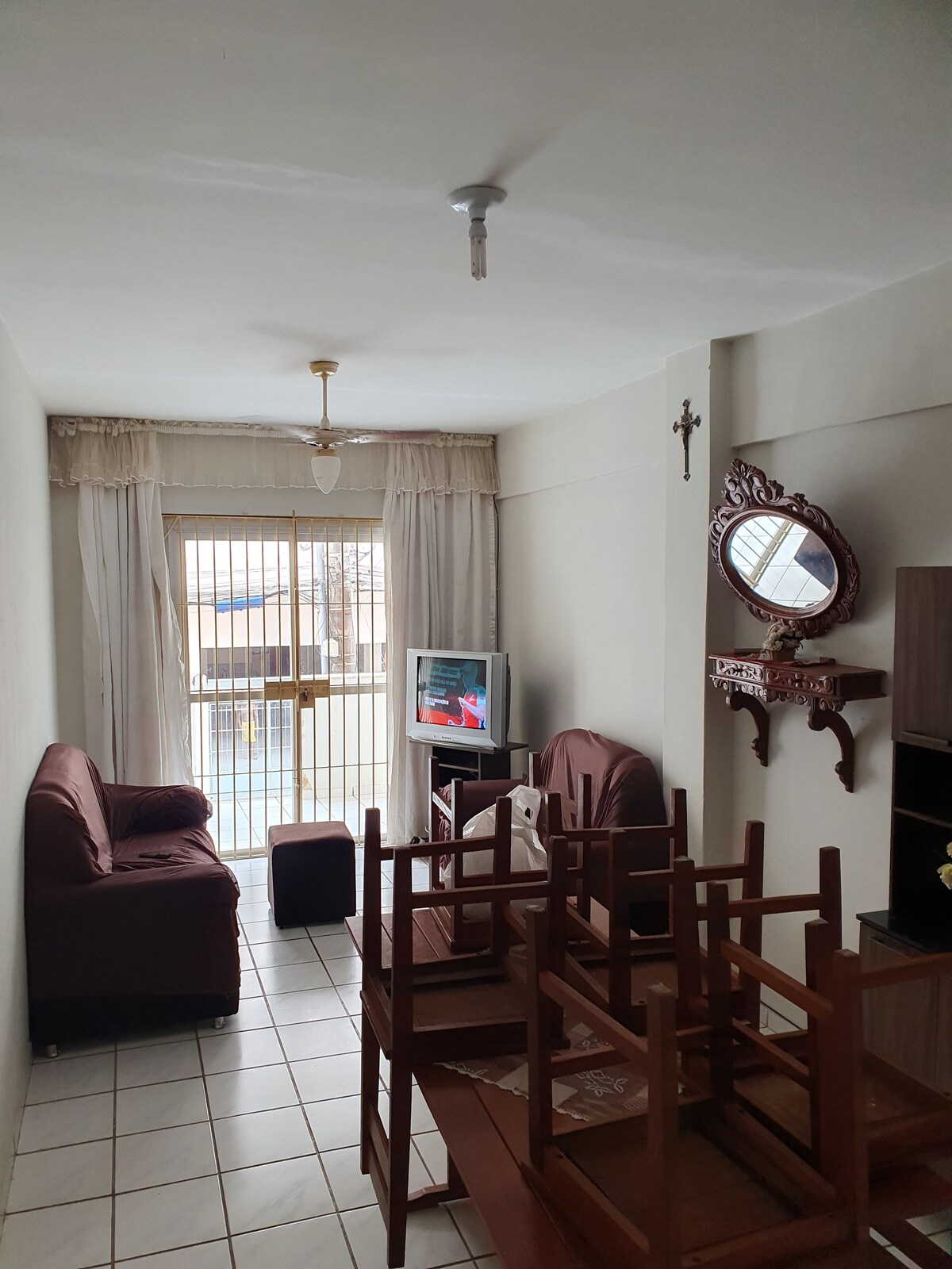 Всекидневна с диван ( 2 и 3 места), цифров телевизор, маса, рафт за книги , огледало и вентилатор на тавана