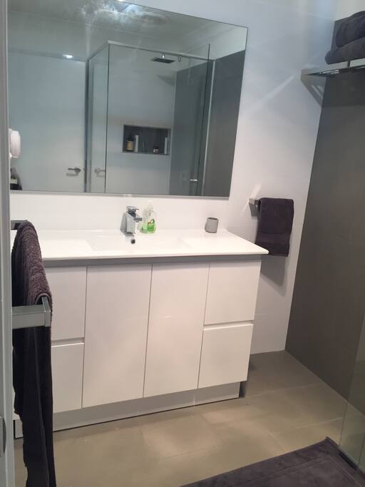 Big bathroom
Nice big shower