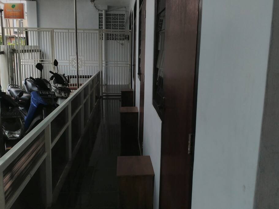 Parkir sepeda motor di dalam pagar