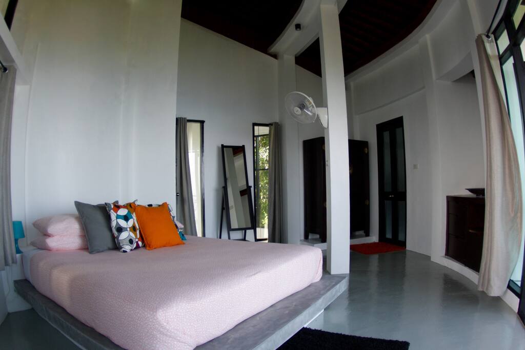 Bedroom 1 king-size