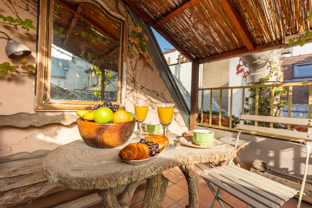 You'll enjoy this peaceful and well exposed terrace for a breakfast on the roofs of Paris.