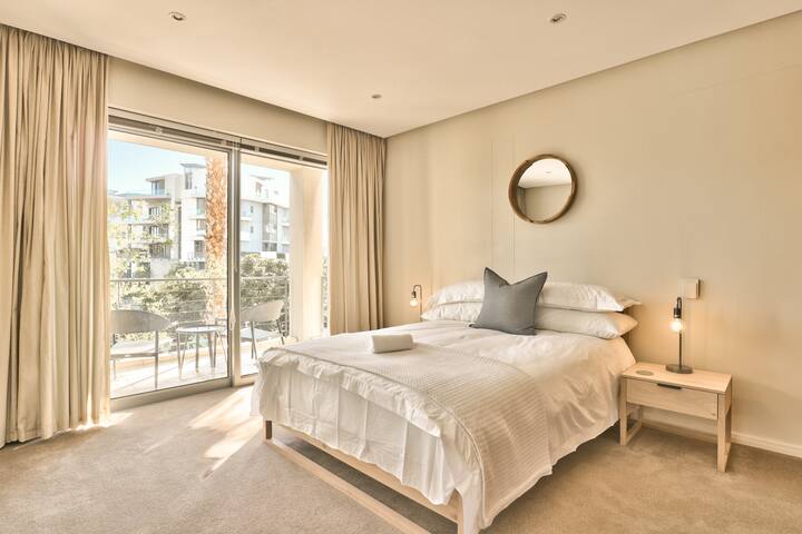 Elegant V&A Waterfront Canal Apartment gallery image 4