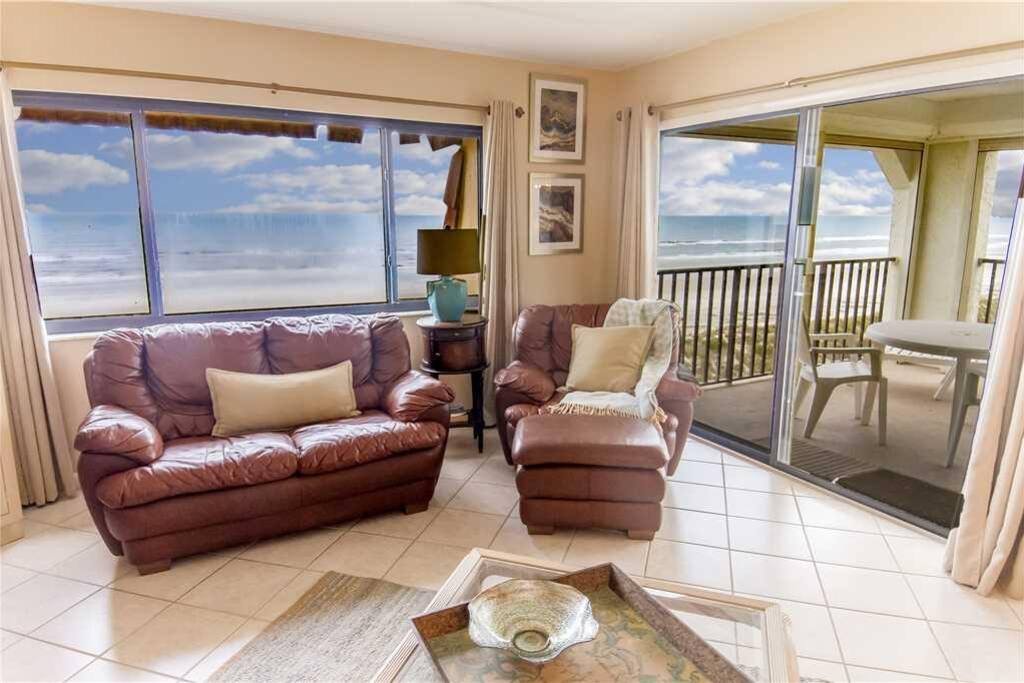 Comfortable Elegance - Sink into the comfortable, beautiful couches and chairs. It’s a great place to watch your favorite TV show