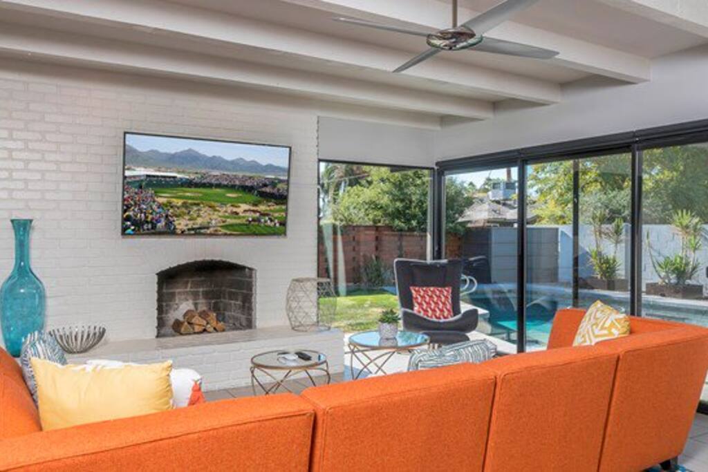 Home 1: Large sitting area great for entertaining!