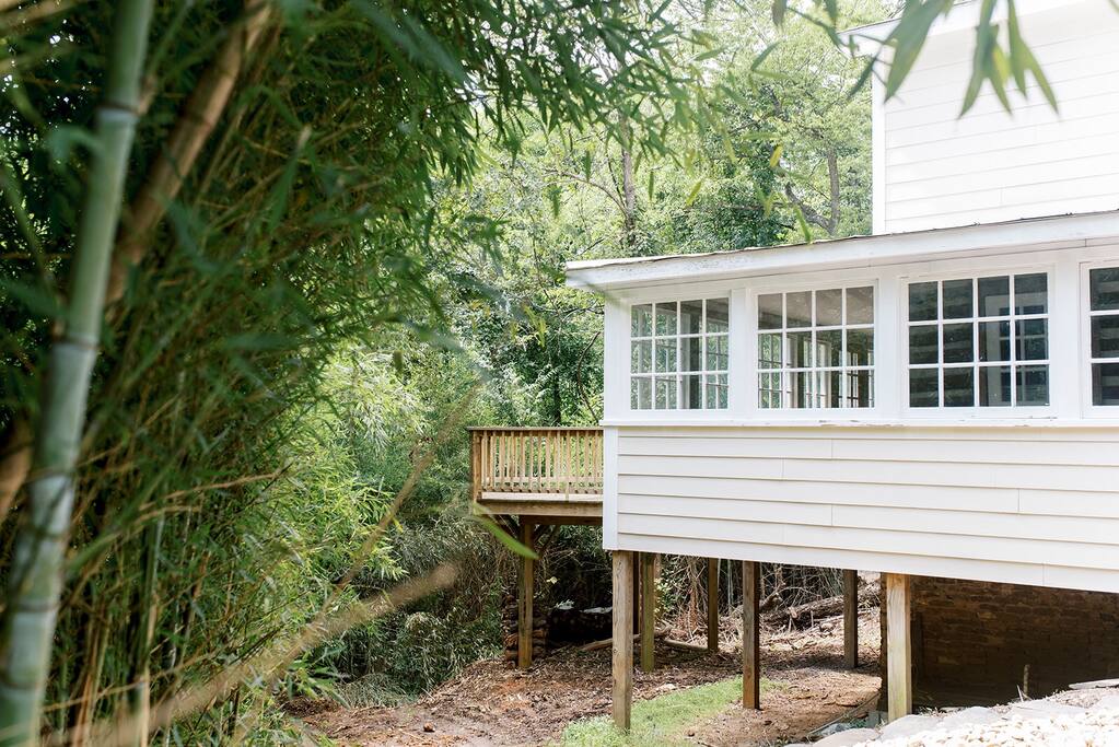 Stylish Historic Cabin in the city pet friendly