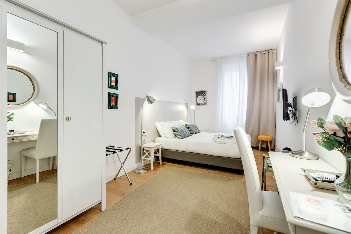 هذه هي الغرفة الثانية في المنزل. 
من النافذة المطلة على فيا ديل كورسو ، يمكنك رؤية مسقط بيازا ديل بوبولو. تضمن النوافذ ذات الزجاج المزدوج المقاوم للصوت. مفارش مريحة ، مكتب ، واي فاي ، مكيف هواء ، غلاية ، تلفزيون.