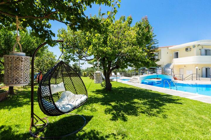 Pool, basket, playground, soccer, volley and more! gallery image 4