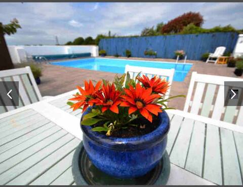 Sleeps 9, Heated Outdoor Pool, Hot Tub, Balcony