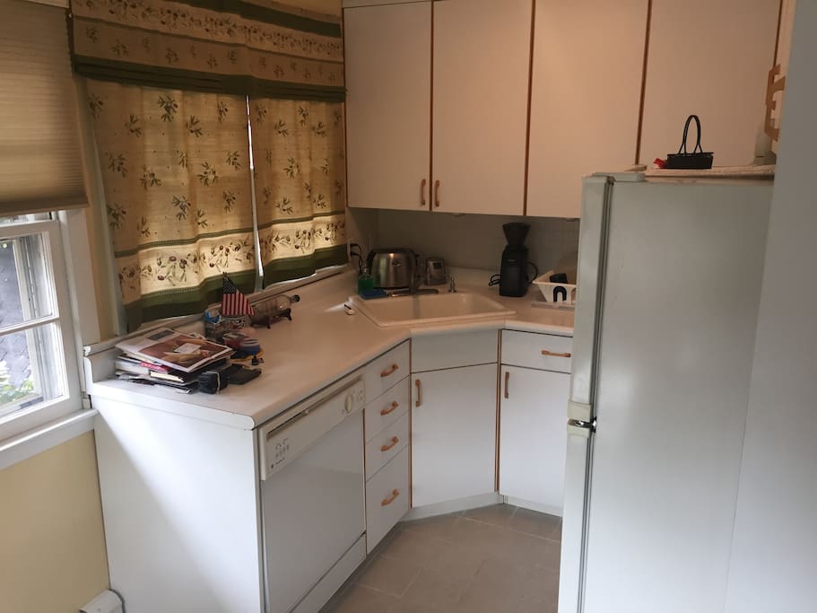 Kitchen
(Stovetop, microwave & oven)