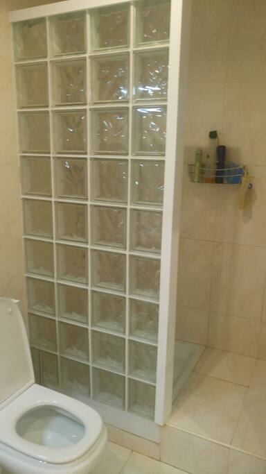 Ducha equipada con jabón, champú, etc.
