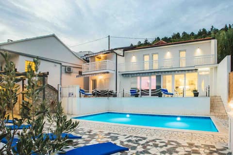 Popular Airbnb listing: Villa Leko Imotski for 22p with pool and hot tub in Općina Proložac