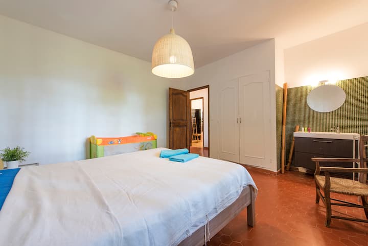 Спалня 1 - Двойното легло за кралски нощувки в просторната стая! и спалня 1 - Двойното легло за кралски нощувки в просторната стая! 