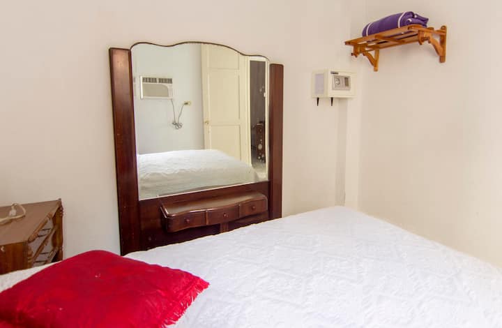 غرفة نوم مع صندوق أمانات