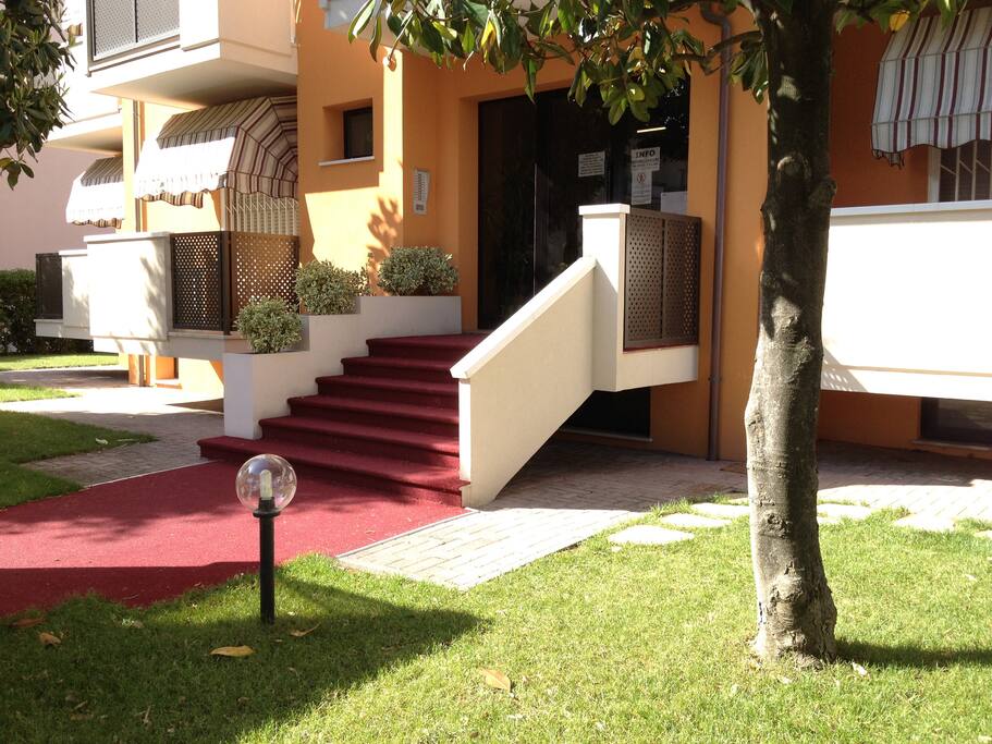 Ingresso Residenza "Calderone" con appartamenti TRILO al piano rialzato, primo piano e secondo piano