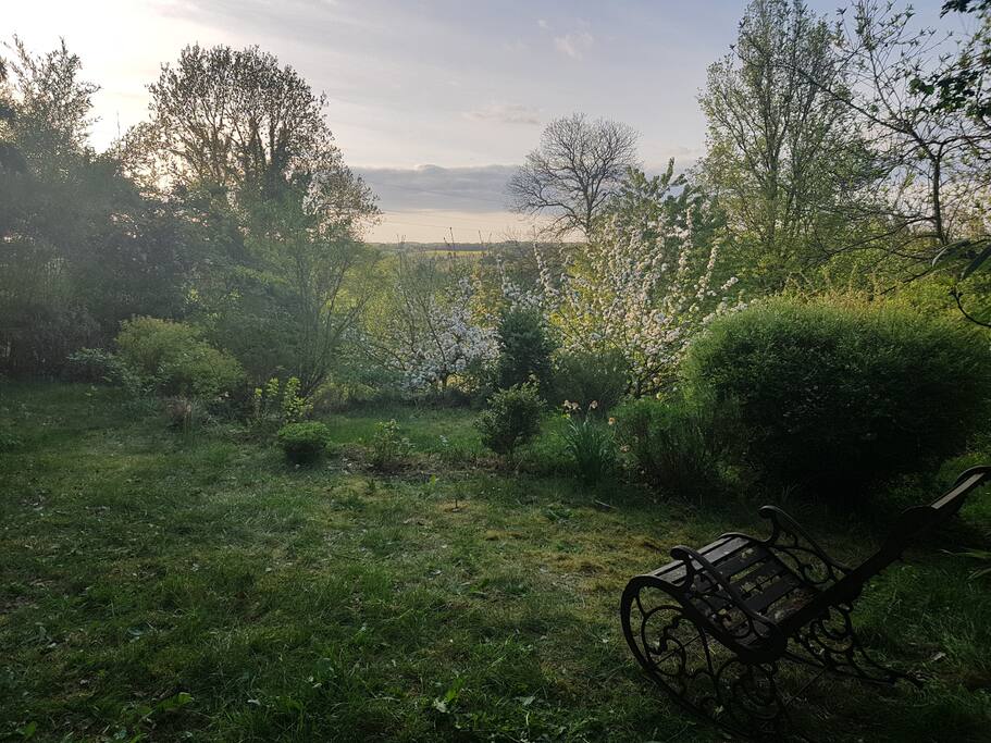 Vue depuis le jardin sur les collines du Perche