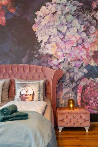 Royal Loft View 4BR Rooftop | Near Center | AC gallery image 4