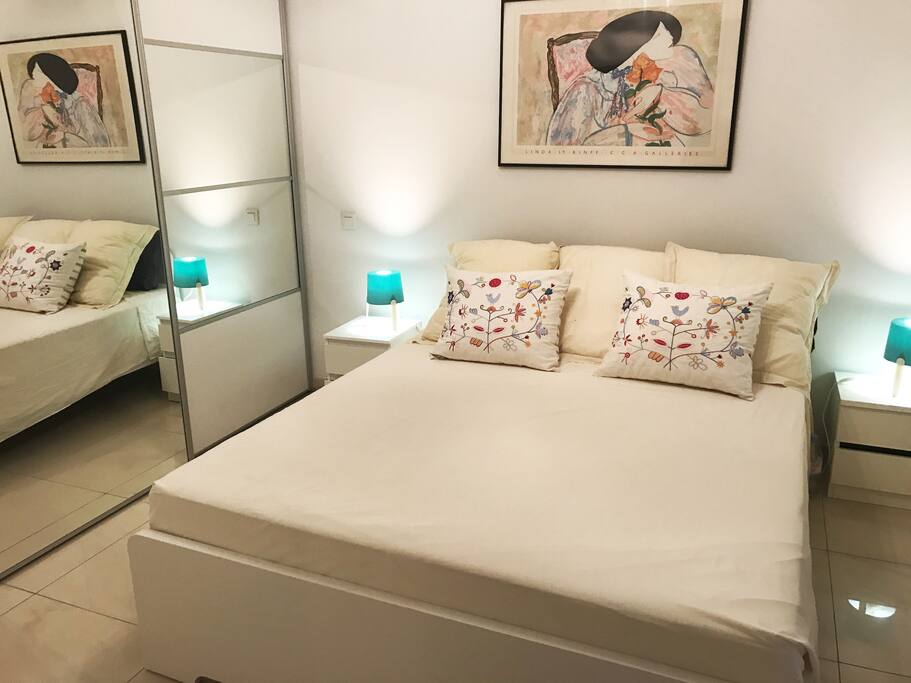Chambre à coucher spacieuse avec grand dressing