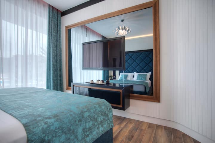 Гостинска спална соба со сателитска телевизија