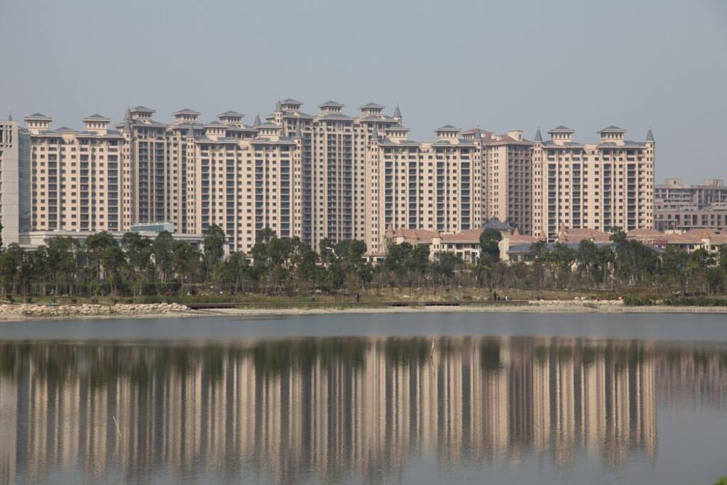 湖畔尚城位于临海灵湖湖畔,依水旁水,风景优美。公寓离新汽车站车程仅十分钟,离火车站仅十五分钟。公寓门口,有通往市区的公交车。出行便利。