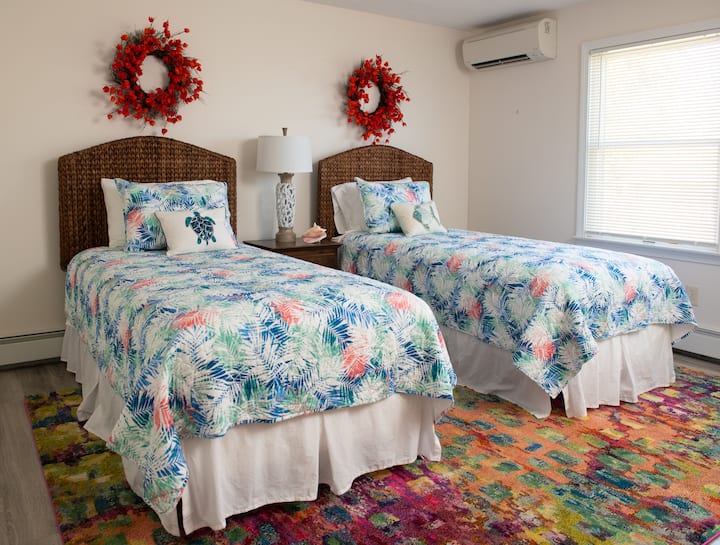 غرفة نوم ثالثة تضم سريرين صغيرين