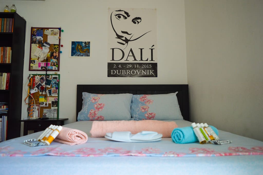 Little soaps, towels and slippers, in case you need them! And Dalí, of course!