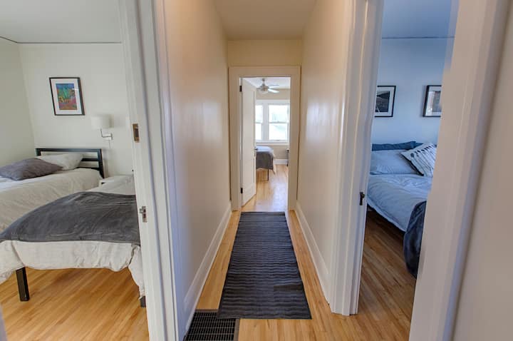 שלושת חדרי השינה ממוקמים במסדרון למעלה. הקומה השנייה נגישה דרך גרם מדרגות.  לידיעתכם, בית ההארחה שלנו נבנה במקור בשנת 1920, שכן עומק המדרגות נמוך מהסטנדרט.  