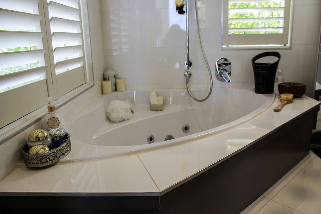 En-suite bathroom for main bedroom.