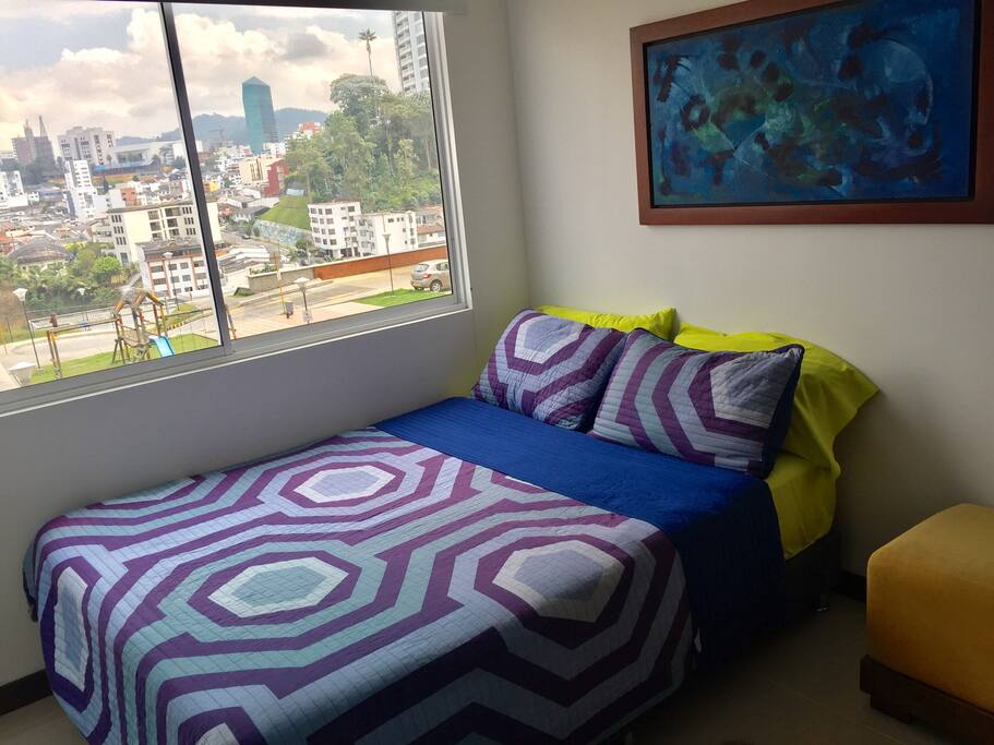 Habitación con cama doble y Televisor