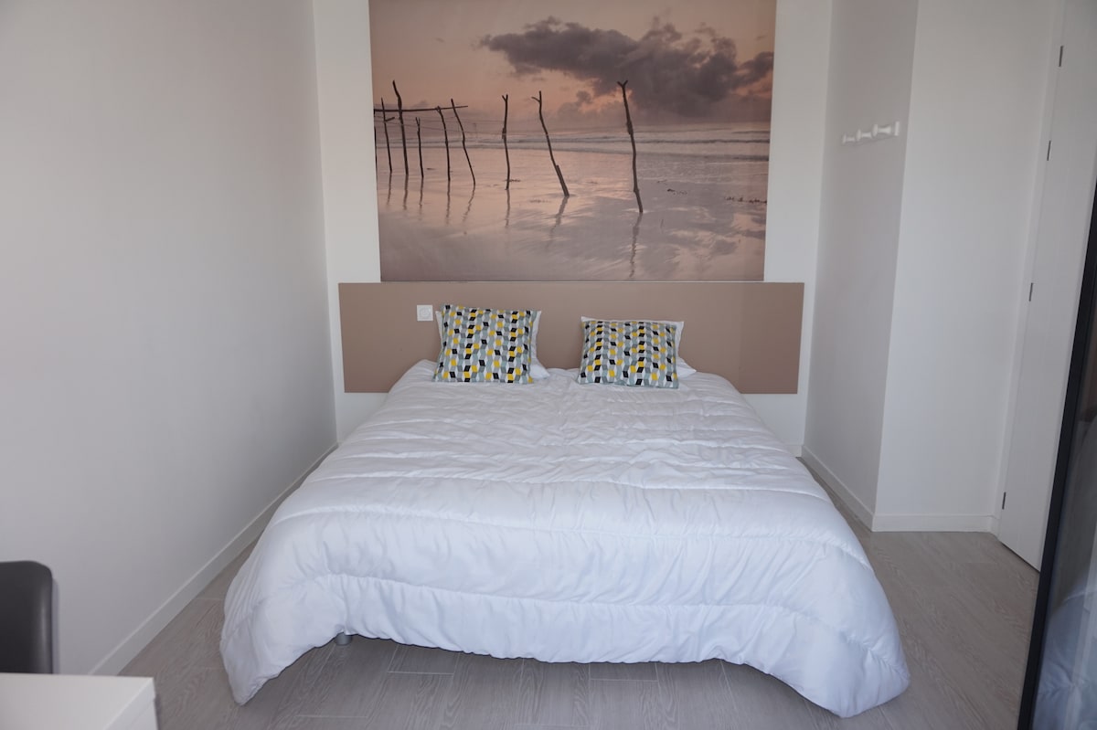 Habitación en planta baja con puerta acristalada en la terraza.