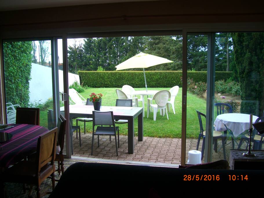 vue du salon vers le jardin