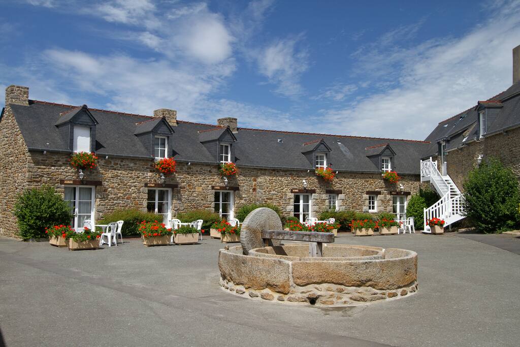 Longère en pierres, façade des cottages