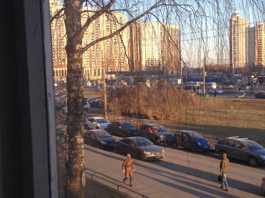 Вид из окна на метро (плоская крыша на другой стороне улицы)