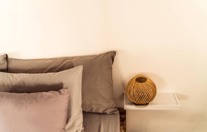 الغرفة 2  :  
استمتع بهذه الغرفة الكبيرة المليئة بالضوء المزينة بأجواء بالي المعاصرة. 

سرير متوسط مريح
سرير طاولات 
مصابيح الطاولة 
مكتب
خزانة ملابس كبيرة
غرفة مليئة بالضوء 
ألوان طبيعية 
غرفة فسيحة 
حمام داخلي
صورة حديثة
