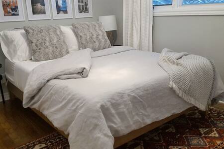 Modern Luxurious Bedroom § Hot tub & Pool