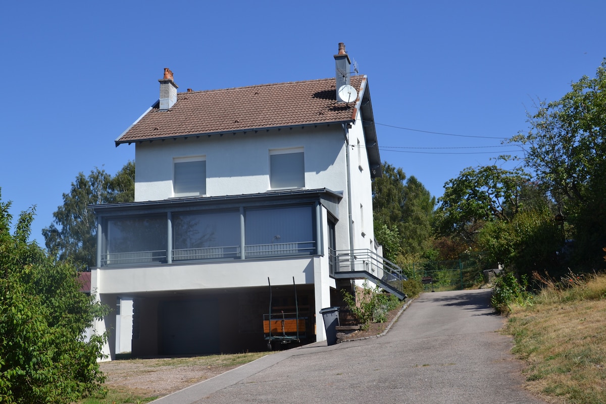 Annuncio Airbnb popolare: Architect-designed house, 6 panoramic bedrooms, secure a Épinal