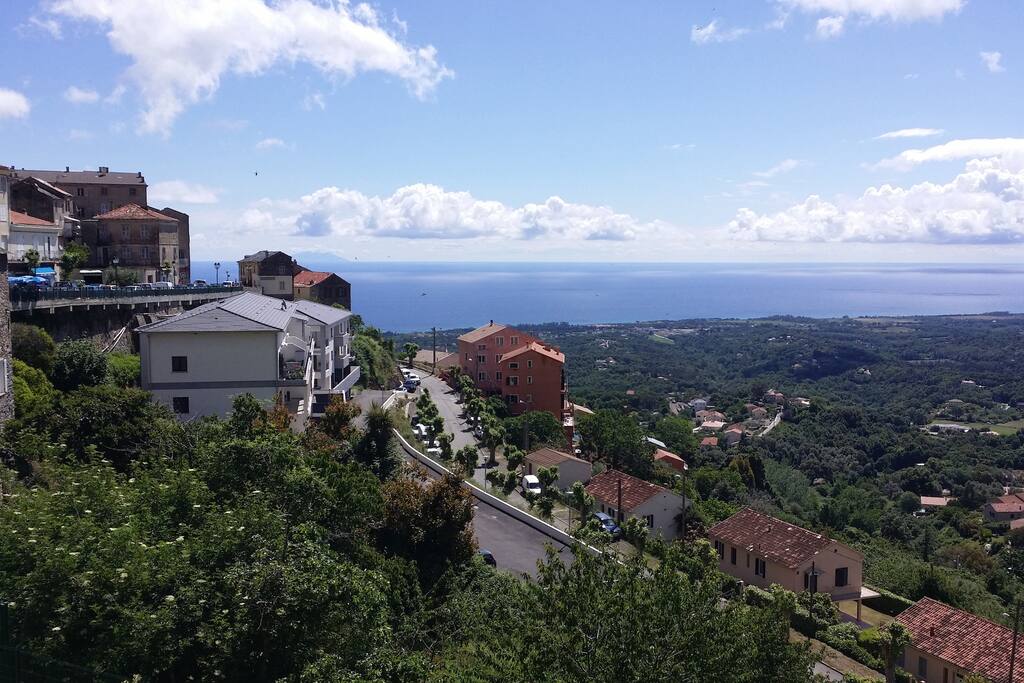 Balcon sur mer. 45 km au sud de Bastia, 8 km du port de plaisance de Campoloro et 6 km des plages Moriani-Alistro. Activités parapente, randonnées (mare e mare), piscines naturelles...