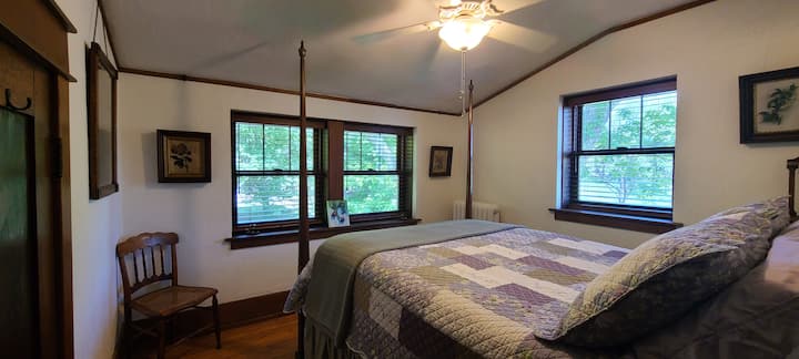 Lavender room, Queen bed