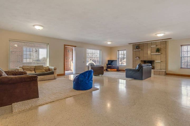 Enormous 3,400 sq ft condo 10 Beds / 5 bedrooms