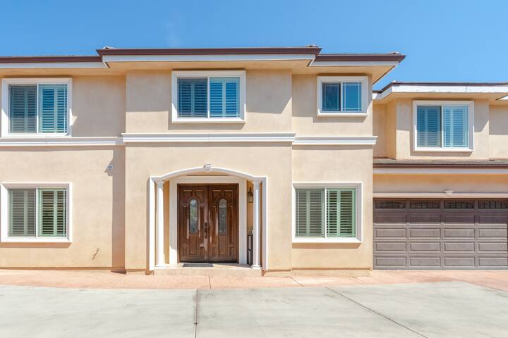 40 ppl 2 houses 13 Bedrooms btw Disney Hollywd gallery image 2