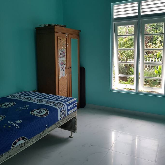 Exhaust fan single bed bedroom