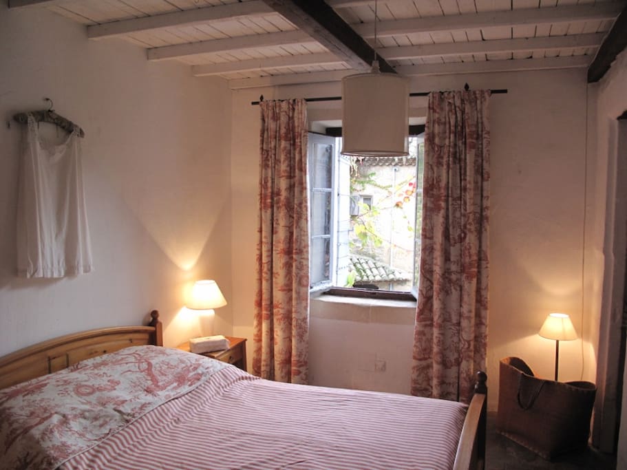 Provence-Schlafzimmer im 1. Stock mit Blick in den Innenhof