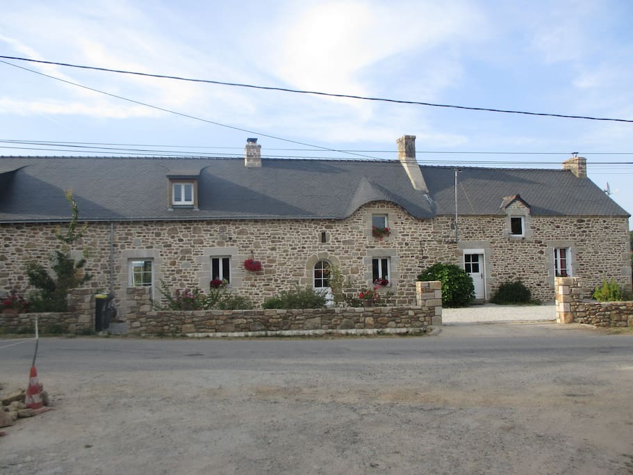le gite se situe sur la partie droite du batiment.
