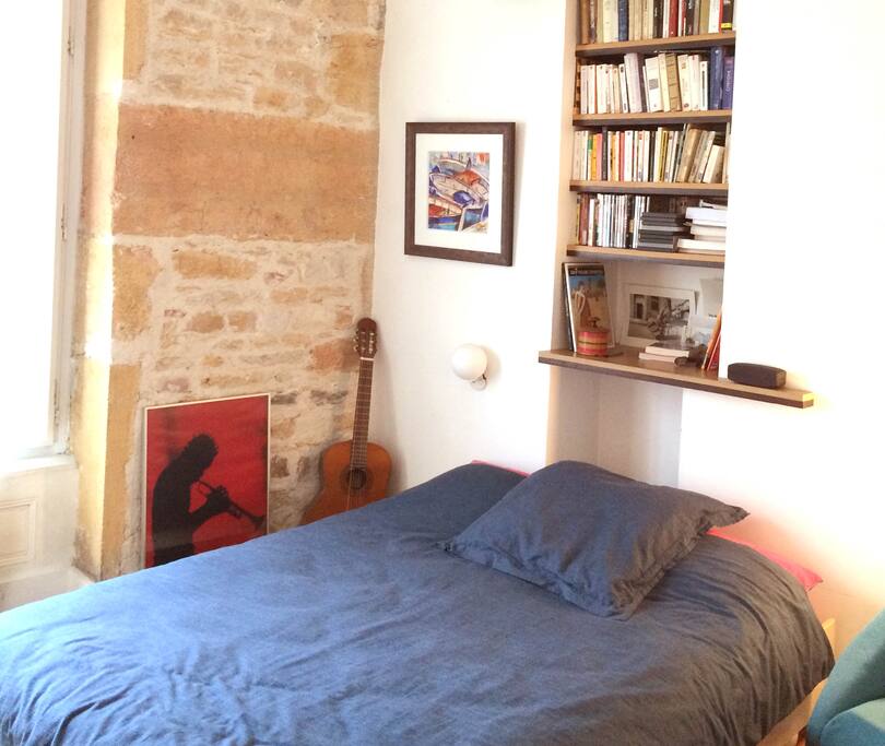 La chambre, vers la fenêtre
The bedroom