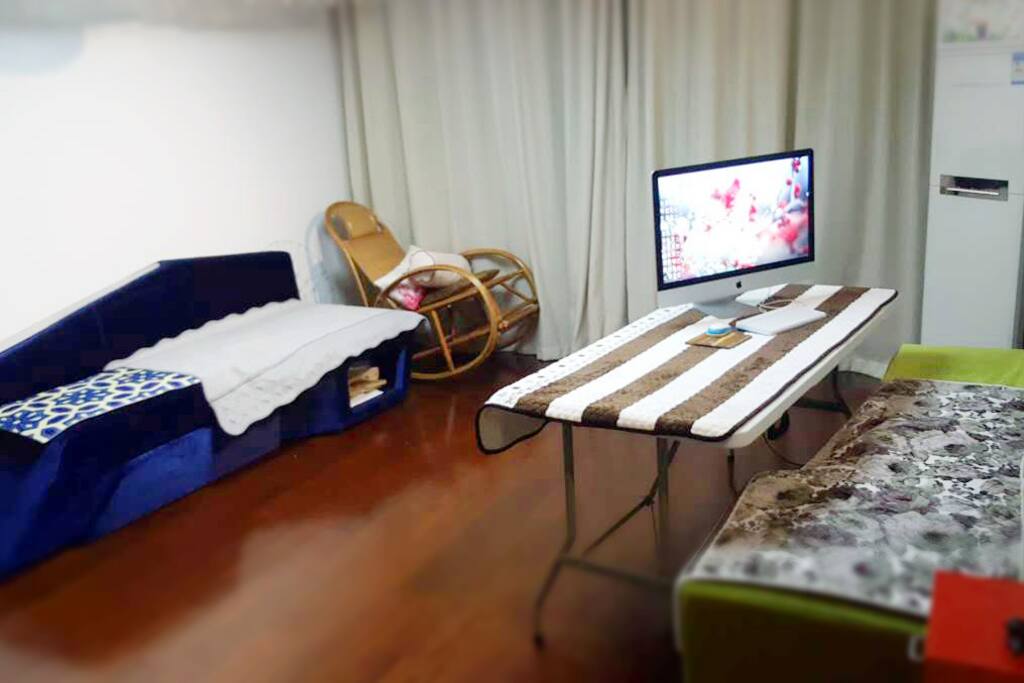 电脑不公用,可以睡沙发,可以睡地板,提供被垫和被子