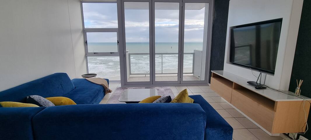9th Floor 3 Bedroom Seafront Apartment Strand