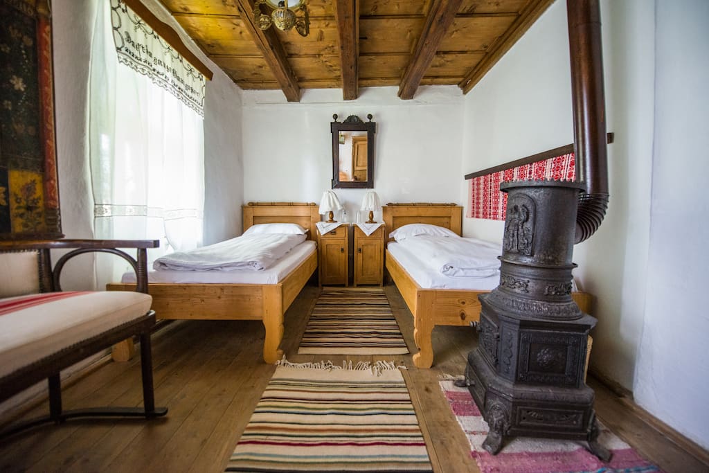 Schlafzimmer mit zwei Einzelbetten