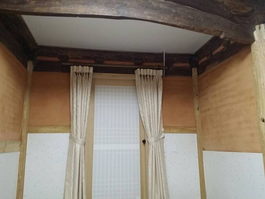 보가 드러난 형태인 천정과 전통창호로 된 입구.