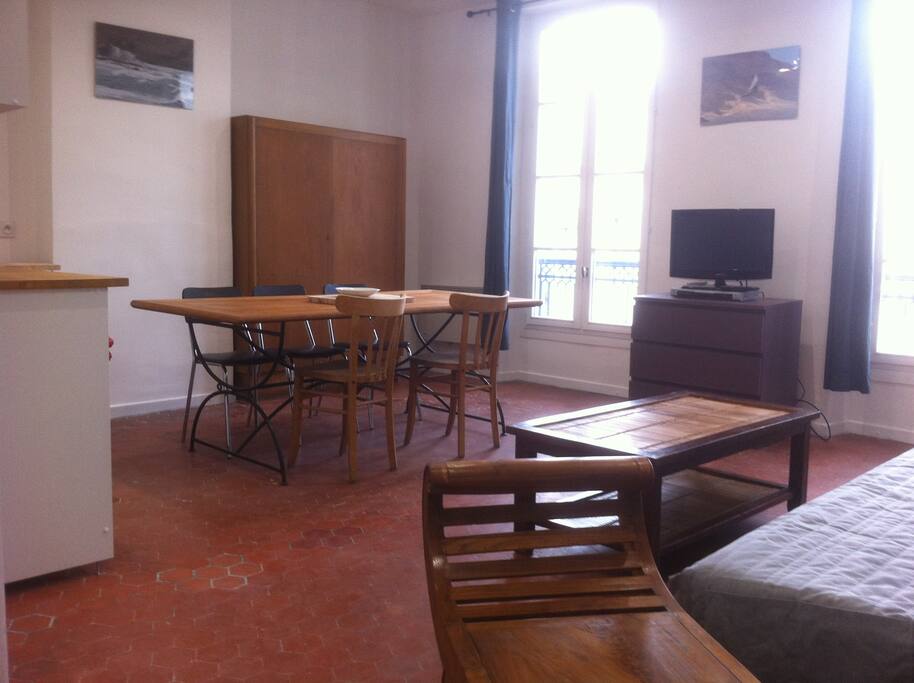 Une très grande table pour l'espace salle à manger